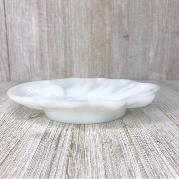 Vintage Avon Milk Glass Cherub on a Shell Dish - Picture 13 of 16